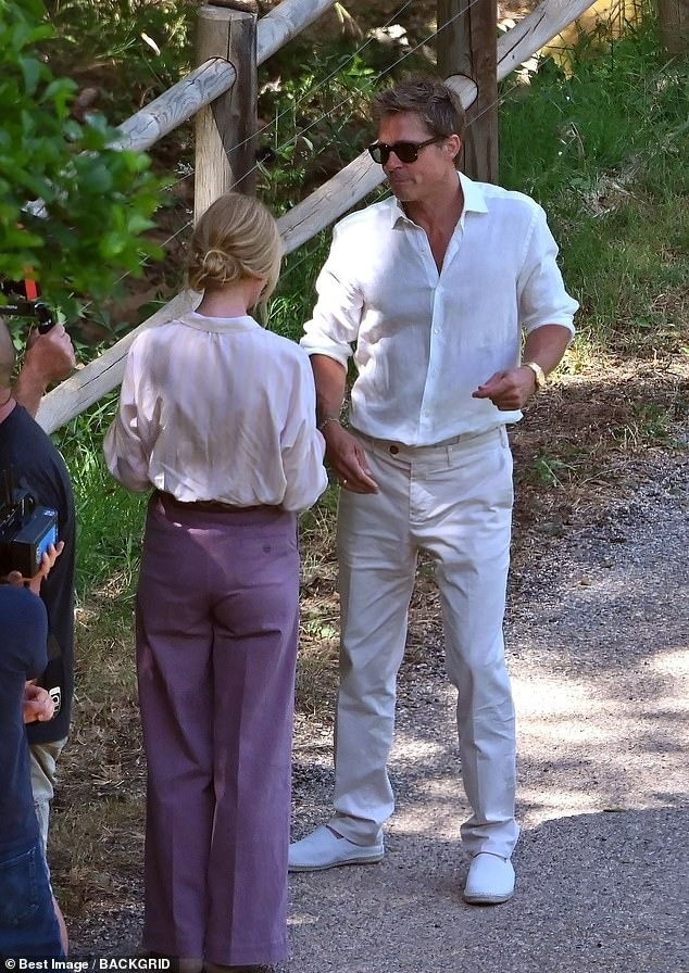 Brad Pitt trông thư giãn và vui vẻ trên phim trường. Dù vẫn đang tranh chấp quyền nuôi con và tài sản với vợ cũ, Angelina Jolie, anh gặp thuận lợi về cả công việc lẫn tình duyên. Bố 6 con nổi tiếng Hollywood đang hẹn hò với Ines de Ramon, chuyên gia trang sức kém 29 tuổi kiêm vợ cũ của nam diễn viên Paul Wesley.