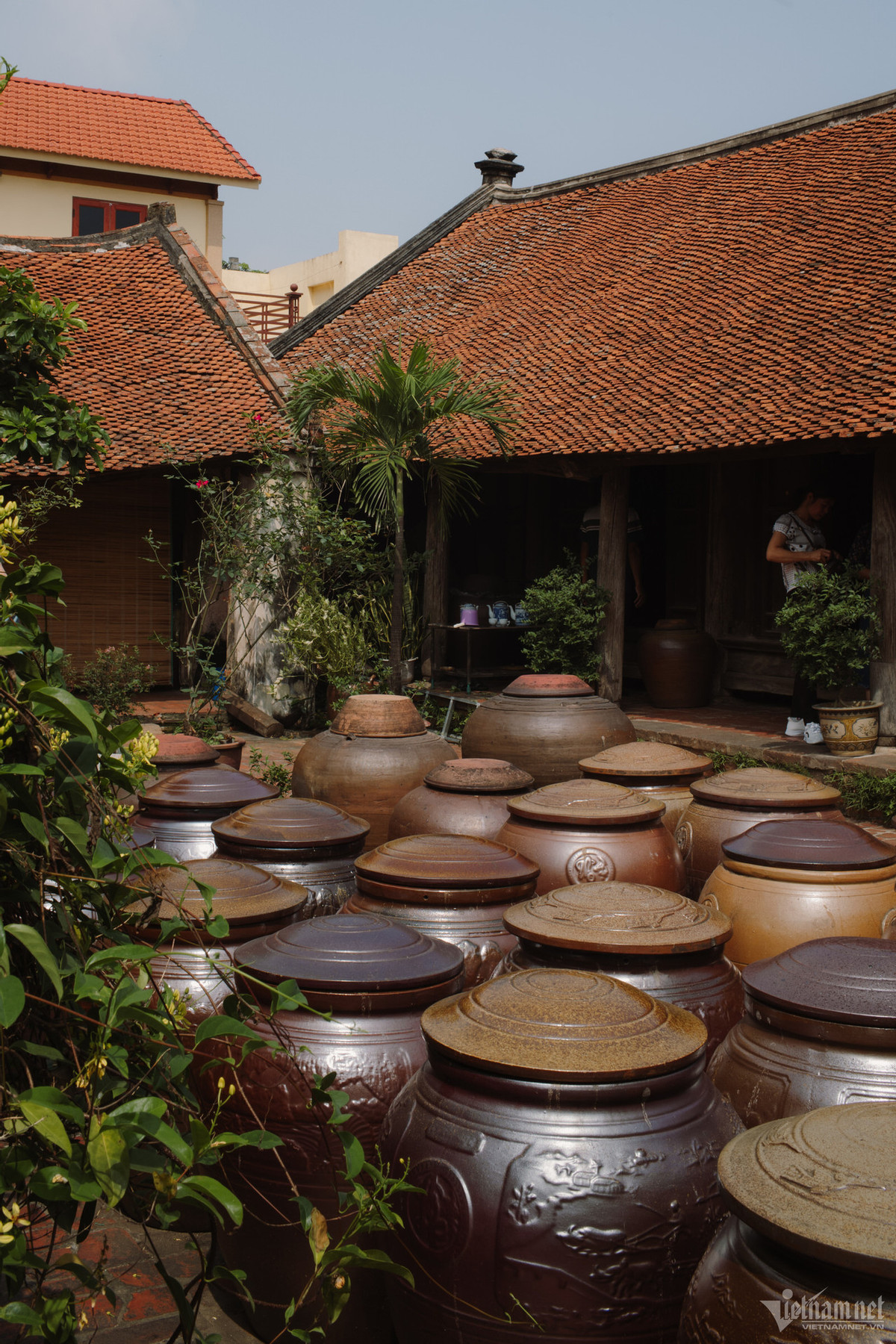 Không chỉ ở bên ngoài, mà phía trong từng công trình kiến trúc tại làng, vẫn đều giữ được rất nhiều những vật dụng truyền thống.