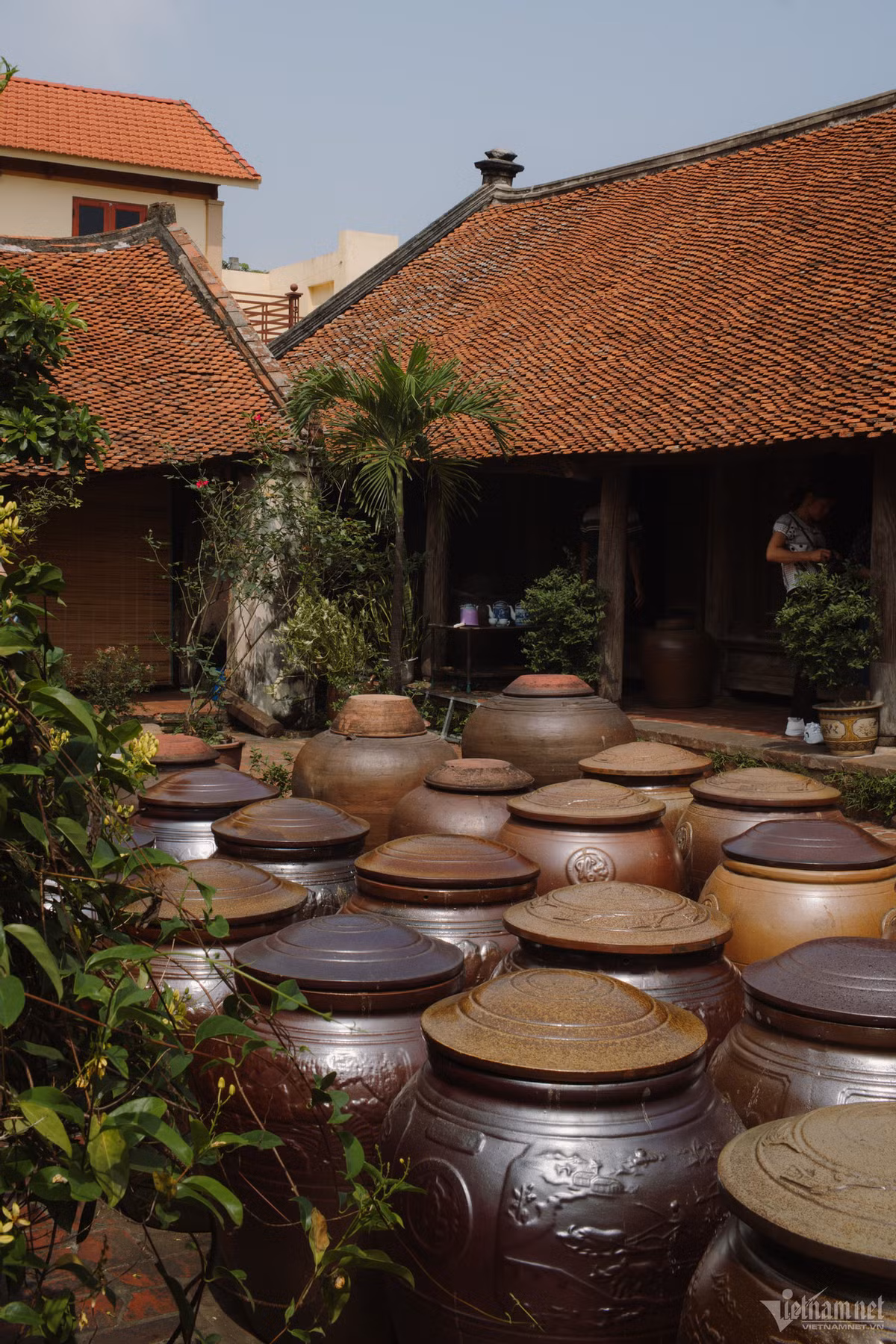 Không chỉ ở bên ngoài, mà phía trong từng công trình kiến trúc tại làng, vẫn đều giữ được rất nhiều những vật dụng truyền thống.