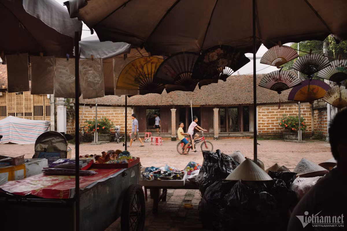 Trước mọi sự chảy trôi của cuộc đời, dường như thời gian đã dừng lại trước cánh cổng làng cổ Đường Lâm, để nơi đây mãi có thể lưu giữ trọn vẹn những hoài niệm xưa cũ ấm lành.