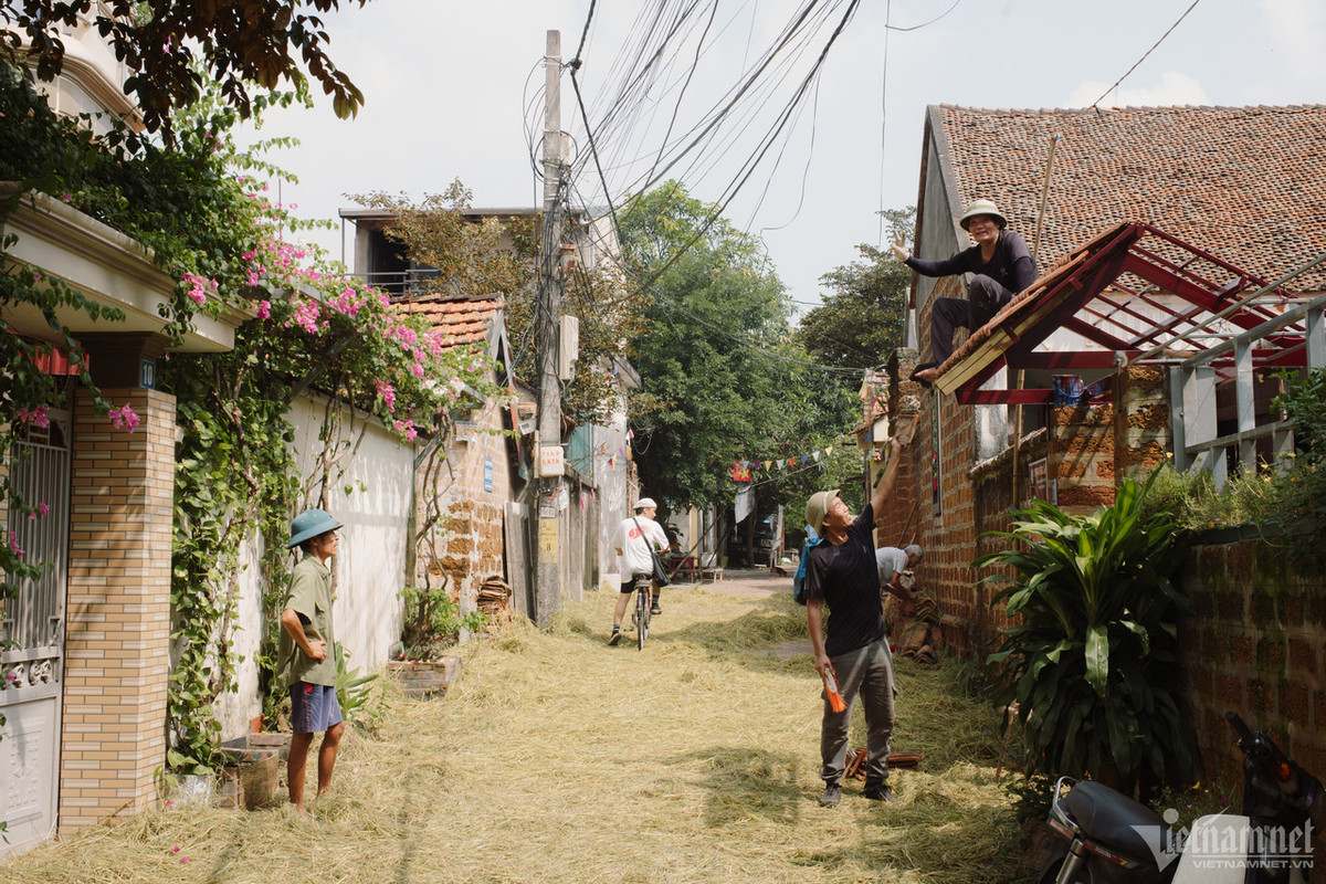 Hệ thống đường ở làng cổ được thiết kế theo hình xương cá, tạo nên tổng thể không gian sinh hoạt cộng đồng mang đậm bản sắc của một ngôi làng thuần nông với nền văn minh lúa nước.