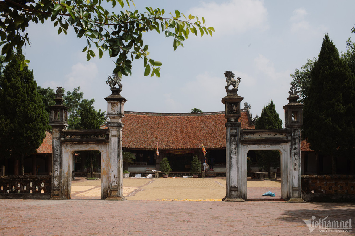 Tách biệt với những ngôi nhà khang trang hiện đại, làng cổ Đường Lâm vẫn lưu giữ được những nét đặc trưng của một ngôi làng ở Bắc Bộ với những công trình kiến trúc cổ được xây dựng bằng đá ong và cột gỗ lim...