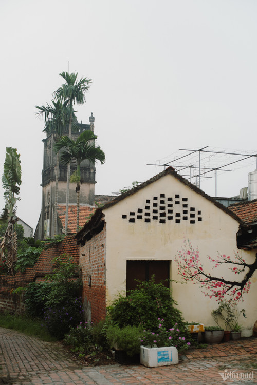 ...tất cả tạo nên tổng thể trầm cổ, bạc màu phong sương.