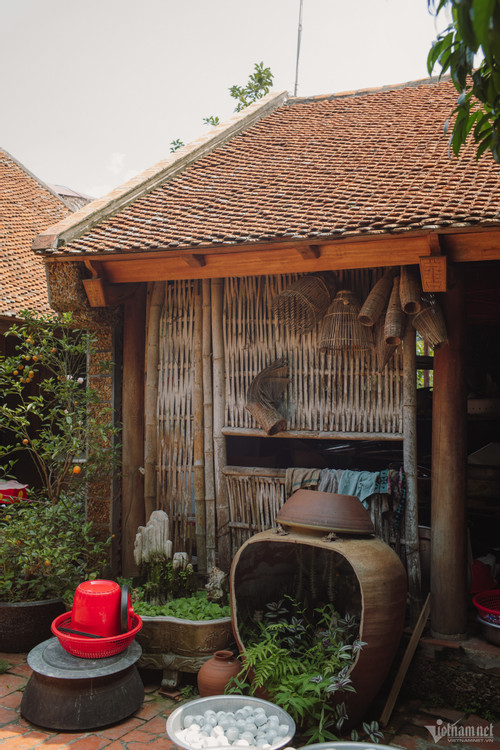 Từng chiếc chum, chiếc mõ, gáo nước...đều mang trong mình những câu chuyện về thời gian, về con người, về lịch sử.