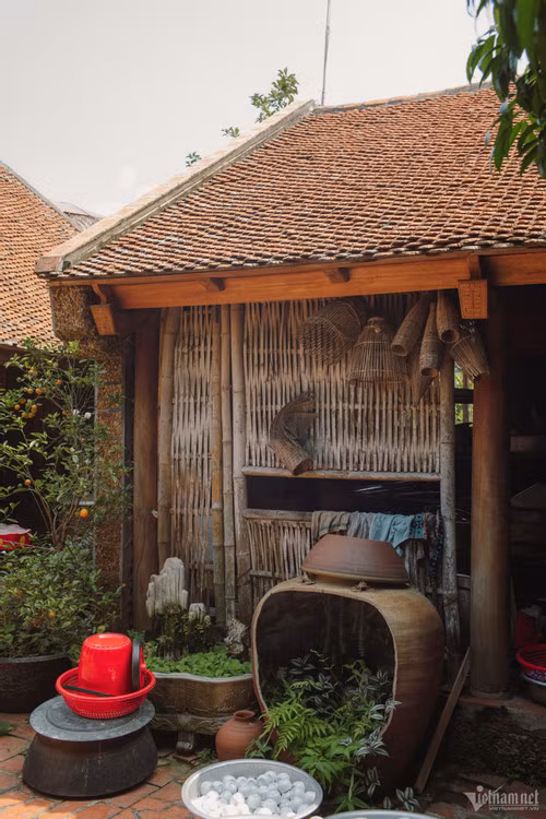 Từng chiếc chum, chiếc mõ, gáo nước...đều mang trong mình những câu chuyện về thời gian, về con người, về lịch sử.