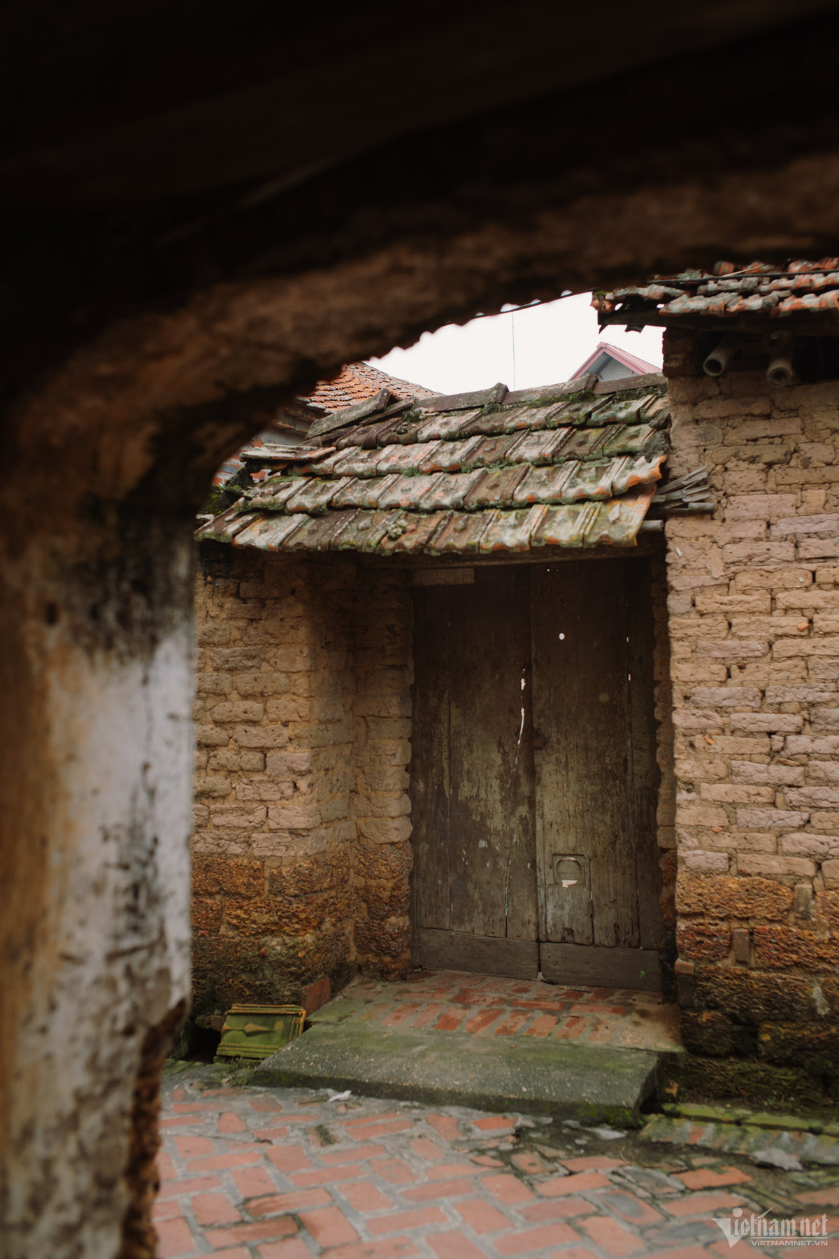 Tại Đường Lâm, có đến hơn 950 ngôi nhà cổ, nằm bình yên bên những cây đa, giếng nước...