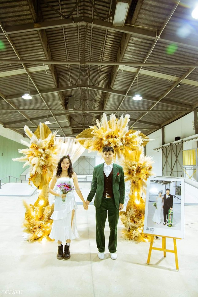 Dam cuoi doc dao tai san truot van cua cap doi skaters gay sot