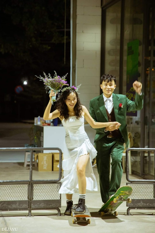 Dam cuoi doc dao tai san truot van cua cap doi skaters gay sot-Hinh-2