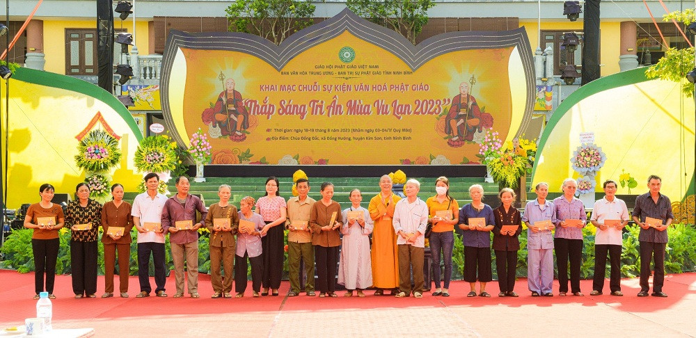 Le hoi Vu Lan bao hieu 2023: Tri an gia dinh co cong voi cach mang-Hinh-9