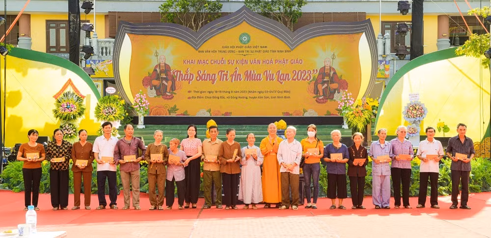 Le hoi Vu Lan bao hieu 2023: Tri an gia dinh co cong voi cach mang-Hinh-9