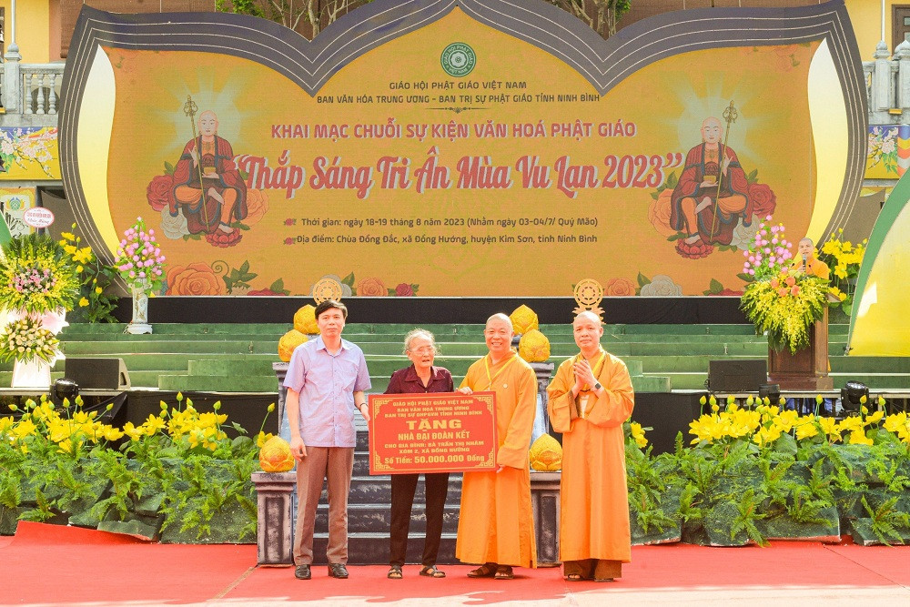 Le hoi Vu Lan bao hieu 2023: Tri an gia dinh co cong voi cach mang-Hinh-10