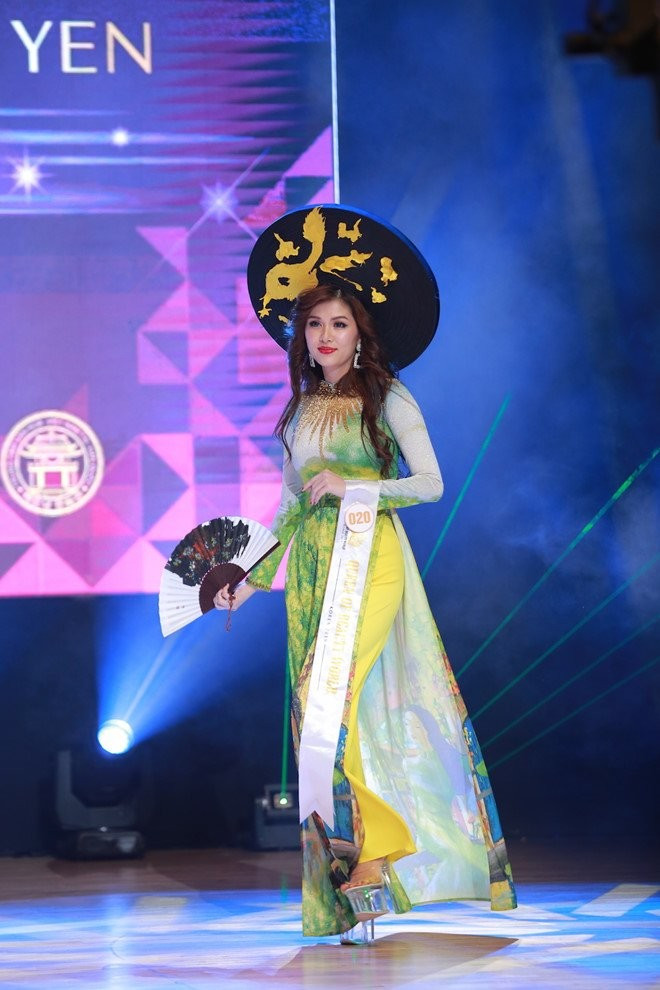 Chẳng phải là cái tên xa lạ trong làng giải trí Việt, Oanh Yến được nhiều người biết khi tham gia hàng loạt các đấu trường nhan sắc trong và ngoài nước. Đơn cử như Hoa hậu Việt Nam 2008, Hoa hậu Thế giới người Việt 2010, Hoa hậu Toàn cầu 2015, Nữ hoàng Sắc đẹp Thế giới 2019 ở Hàn Quốc... Bên cạnh đó, người đẹp còn nổi tiếng với biệt danh "Hoa hậu đông con nhất Việt Nam" khi liên tiếp đẻ 6 đứa trẻ với hai đời chồng.