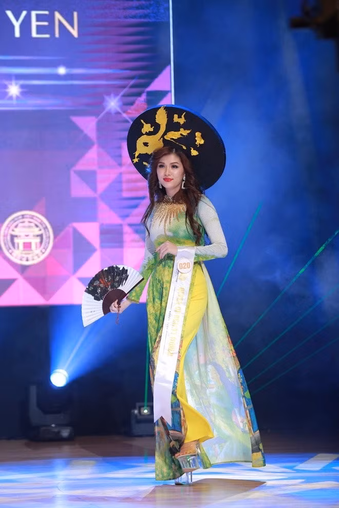 Chẳng phải là cái tên xa lạ trong làng giải trí Việt, Oanh Yến được nhiều người biết khi tham gia hàng loạt các đấu trường nhan sắc trong và ngoài nước. Đơn cử như Hoa hậu Việt Nam 2008, Hoa hậu Thế giới người Việt 2010, Hoa hậu Toàn cầu 2015, Nữ hoàng Sắc đẹp Thế giới 2019 ở Hàn Quốc... Bên cạnh đó, người đẹp còn nổi tiếng với biệt danh "Hoa hậu đông con nhất Việt Nam" khi liên tiếp đẻ 6 đứa trẻ với hai đời chồng.