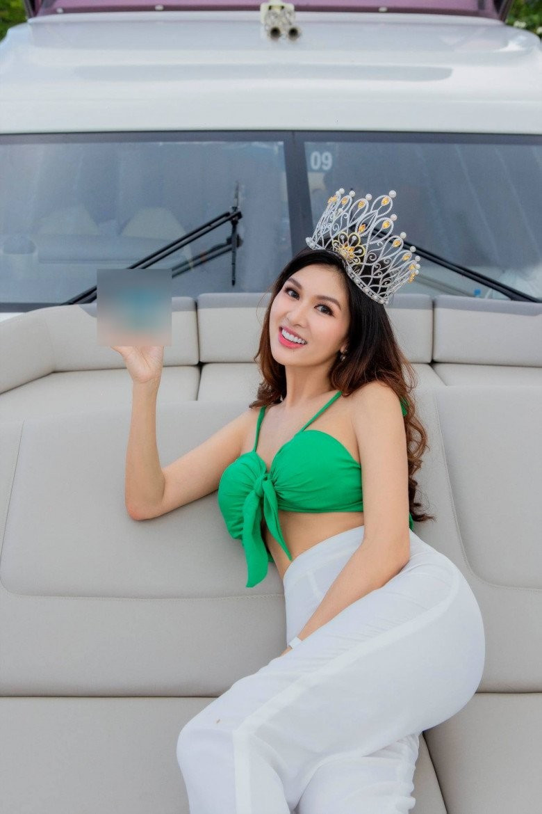 Dù đã nhiều năm đăng quang Hoa hậu Việt Nam Hoàn cầu 2015, Oanh Yến vẫn duy trì vẻ đẹp rạng ngời. Có mặt tại các sự kiện làng giải trí thời gian trước, cô luôn "gây sốt" với phong cách thời trang quyến rũ, khoe trọn ưu thế hình thể là vòng 1 đẫy đà.