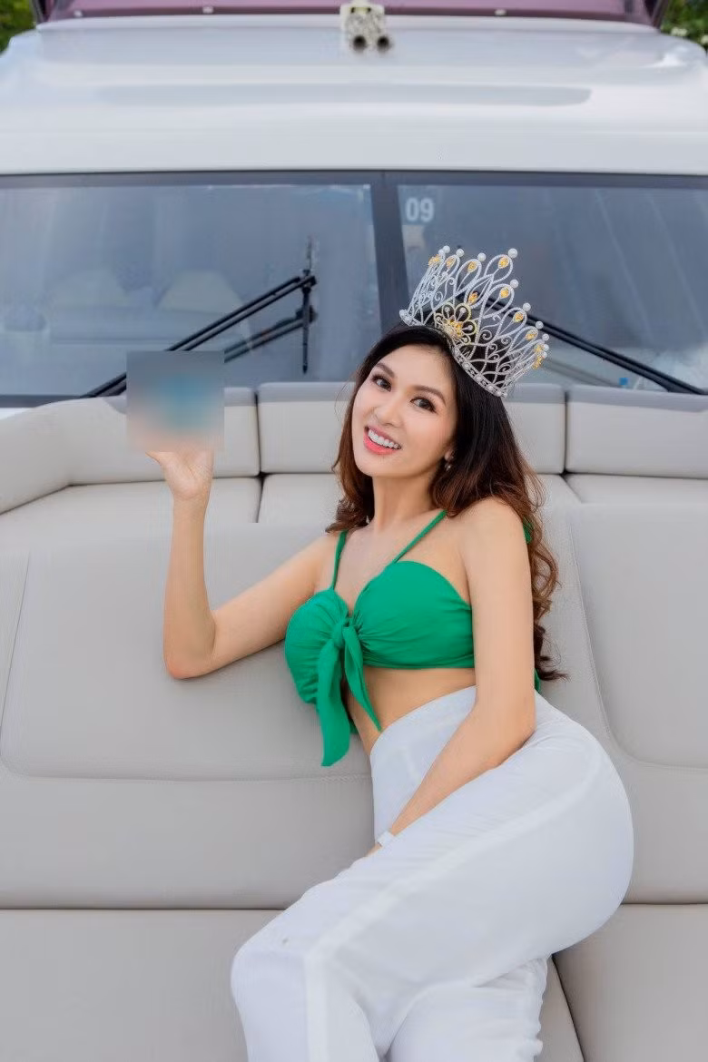 Dù đã nhiều năm đăng quang Hoa hậu Việt Nam Hoàn cầu 2015, Oanh Yến vẫn duy trì vẻ đẹp rạng ngời. Có mặt tại các sự kiện làng giải trí thời gian trước, cô luôn "gây sốt" với phong cách thời trang quyến rũ, khoe trọn ưu thế hình thể là vòng 1 đẫy đà.