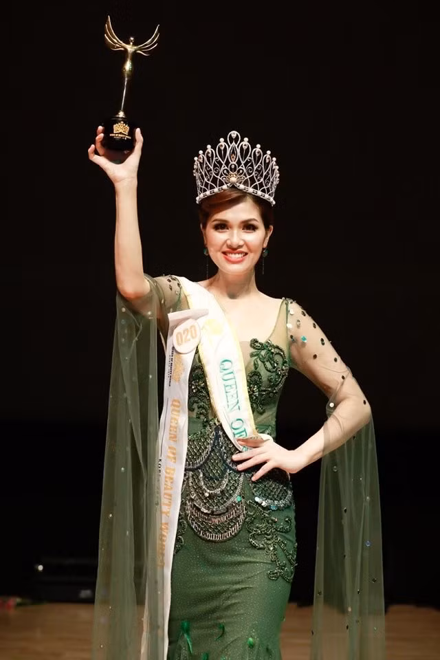 Năm 2015, cô xuất sắc vượt qua nhiều đại diện để giành được chiếc vương miện Hoa hậu Thế giới toàn cầu. Nắm giữ danh hiệu Hoa hậu quốc tế là thế, Oanh Yến lại không tiến sâu vào showbiz mà lựa chọn cuộc sống kín tiếng. Dù vậy, cô vẫn luôn được khen ngợi với vẻ đẹp vóc dáng không hề suy suyển quá nhiều sau khi trải qua 6 lần sinh nở.