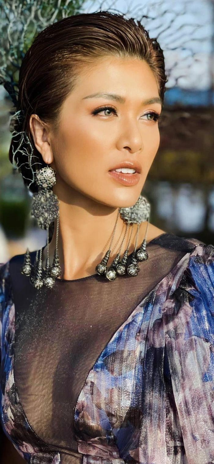 Chinh chiến tại hàng loạt các đấu trường nhan sắc, cô không chỉ được đánh giá cao bởi nhan sắc rạng ngời mà còn bởi vóc dáng chuẩn chỉnh. Gương mặt nét nào ra nét đó và thần thái sắc sảo giúp cô kết thân được với mọi layout makeup từ ngọt ngào, dịu dàng đến cá tính, quyến rũ.