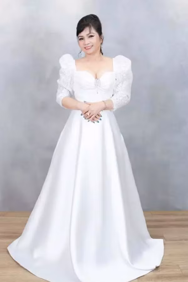 Mẹ ruột Phan Hiển là một doanh nhân giàu có ở Sài Gòn. Nam dancer từng tiết lộ gia đình anh có truyền thống kinh doanh bất động sản từ thời ông bà. Chỉ có một mình Phan Hiển theo đuổi nghệ thuật không theo nghiệp kinh doanh. Nói về chuyện gia đình, anh chia sẻ: "Gia đình tôi có truyền thống kinh doanh. Chỉ có mỗi mình tôi đi theo dancesport mà bị mắng suốt. Bố mẹ tôi cũng có ý hướng Kubi theo truyền thống gia đình".