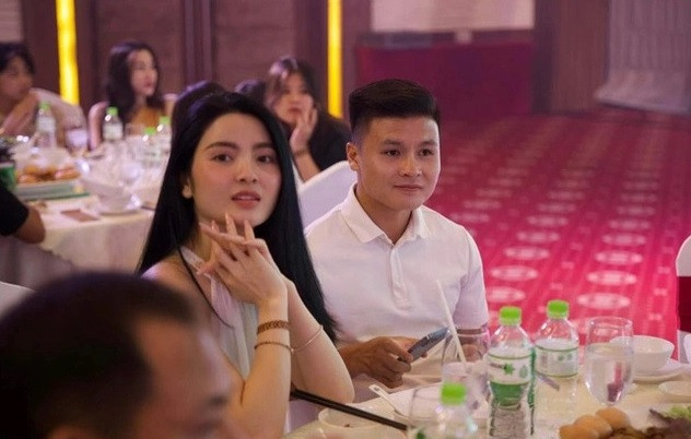 Ban gai Quang Hai vui ve quay clip truoc cong nha ban trai