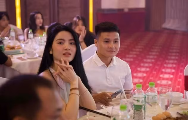 Ban gai Quang Hai vui ve quay clip truoc cong nha ban trai