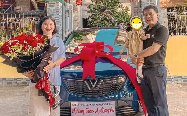 Ban gai Quang Hai vui ve quay clip truoc cong nha ban trai-Hinh-3