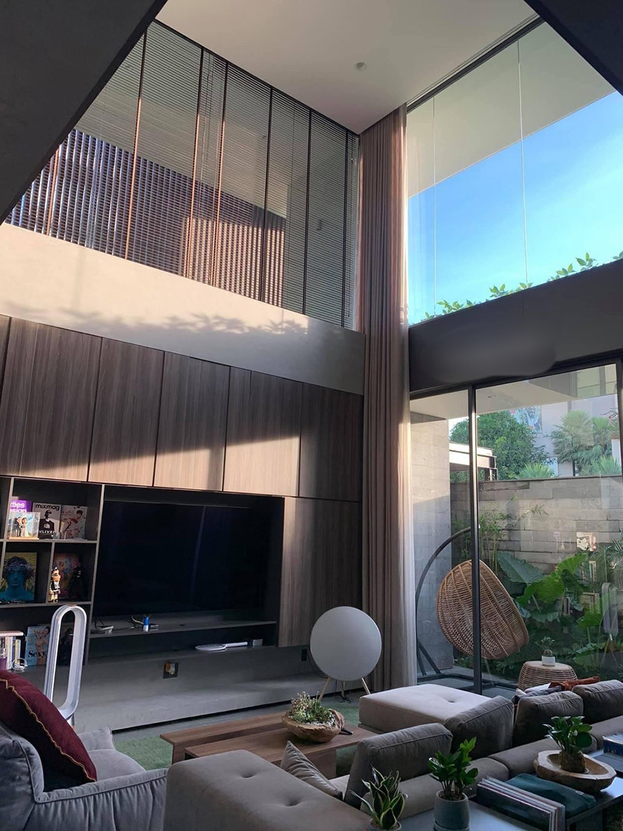 Với phòng khách thông tầng, sân vườn rộng, studio hoành tráng, mái ấm của cặp đôi thường xuyên trở thành địa điểm lý tưởng cho những bữa tiệc cùng dàn sao như Binz, Rhymastic, Soobin...