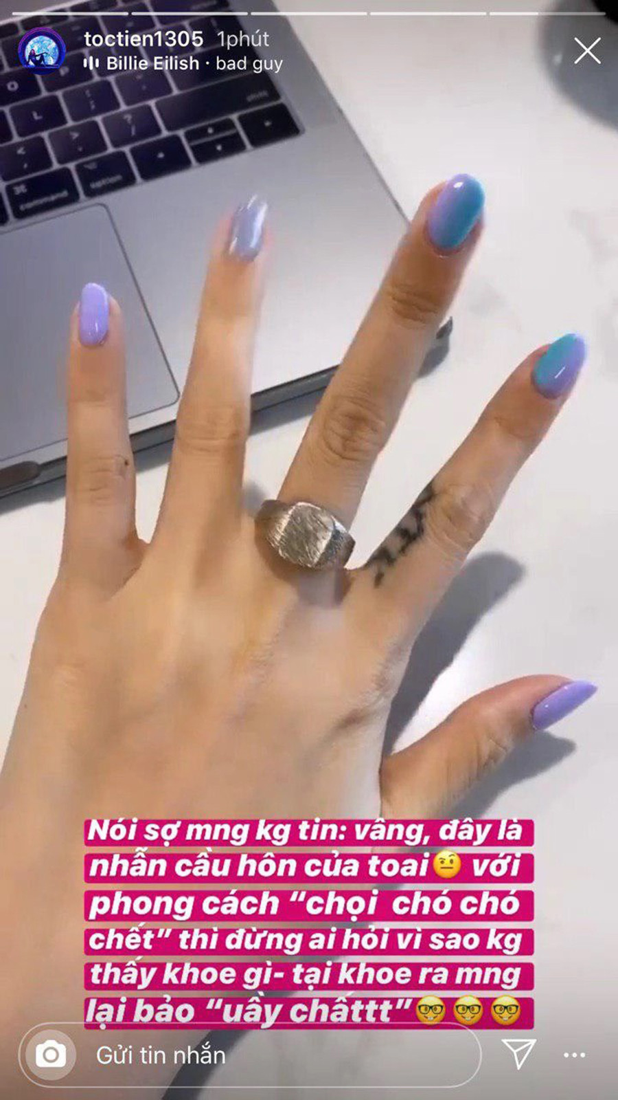 Vốn thích pha trò, Tóc Tiên và Hoàng Touliver khiến khán giả bất ngờ với màn khoe nhẫn cầu hôn "độc nhất vô nhị". Tóc Tiên được cầu hôn bằng chiếc nhẫn nguyên khối màu bạc thay vì nhẫn kim cương đắt giá như thường thấy.