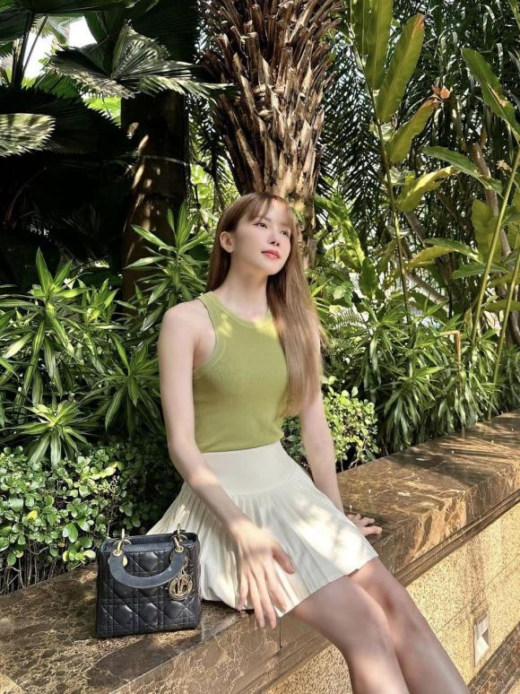 Thiều Bảo Trâm diện áo màu "trà xanh", ẩn ý đang không hạnh phúc? Thieu Bao Tram dien ao mau