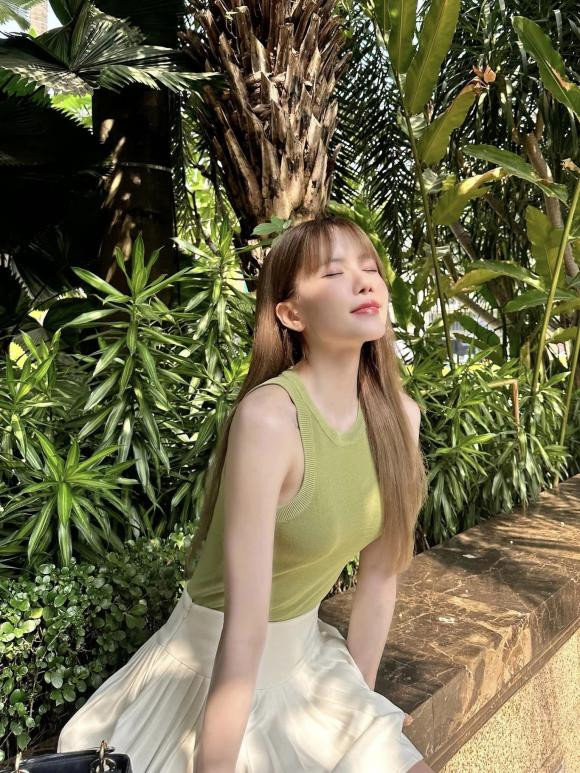 Thiều Bảo Trâm diện áo màu "trà xanh", ẩn ý đang không hạnh phúc? - Hình 2 Thieu Bao Tram dien ao mau