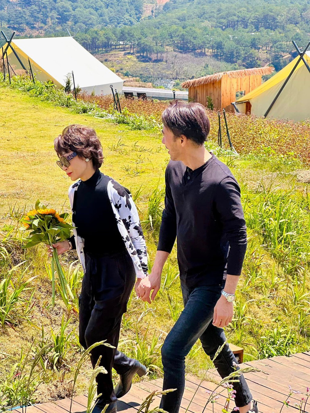 Một bí quyết giúp danh ca Khánh Hà ở tuổi 71 vẫn trẻ trung khi xuất hiện bên cạnh chồng kém 13 tuổi đó chính là không bao giờ ăn tối sau 19h.