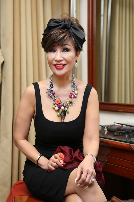 Hiện tại ở tuổi 71, nữ danh ca vẫn rất trẻ trung, xinh đẹp. Cô chăm chỉ tập thể thao để có thể giữ cho lưng thẳng, eo thon.