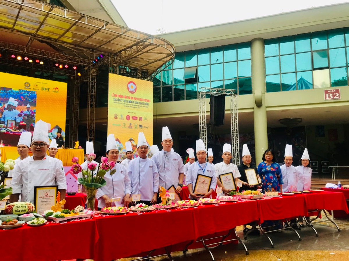 50 mon an sang tao tu trung tai Le hoi Trung lan thu II-Hinh-6