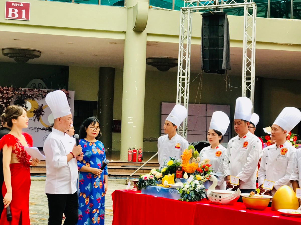 50 mon an sang tao tu trung tai Le hoi Trung lan thu II-Hinh-4