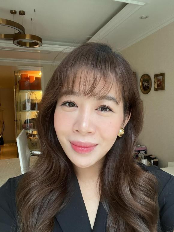 MC Diệp Chi chỉ mẹo giấu dây điện trong thiết kế nội thất nhà MC Diep Chi chi meo giau day dien trong thiet ke noi that nha