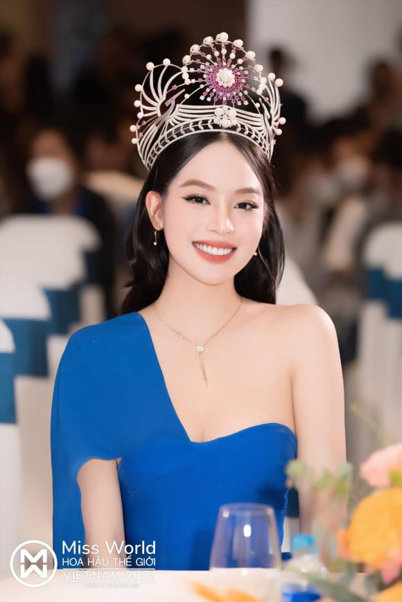 Hoa hậu Thanh Thủy phản ứng cực hài khi fan xin cặp lông mi Hoa hau Thanh Thuy phan ung cuc hai khi fan xin cap long mi