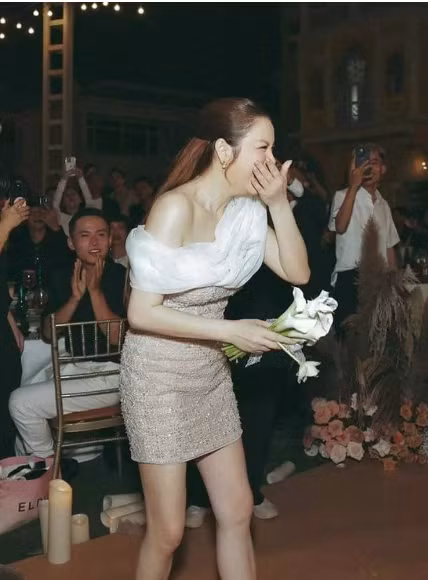 Mới đây, trong đám cưới diễn viên Phương Lan - Phan Đạt, Lý Nhã Kỳ là người bắt được hoa cưới của cô dâu. Lý Nhã Kỳ hào hứng cho biết bản thân muốn "xin vía" người em thân thiết để sớm lấy chồng, yên bề gia thất.