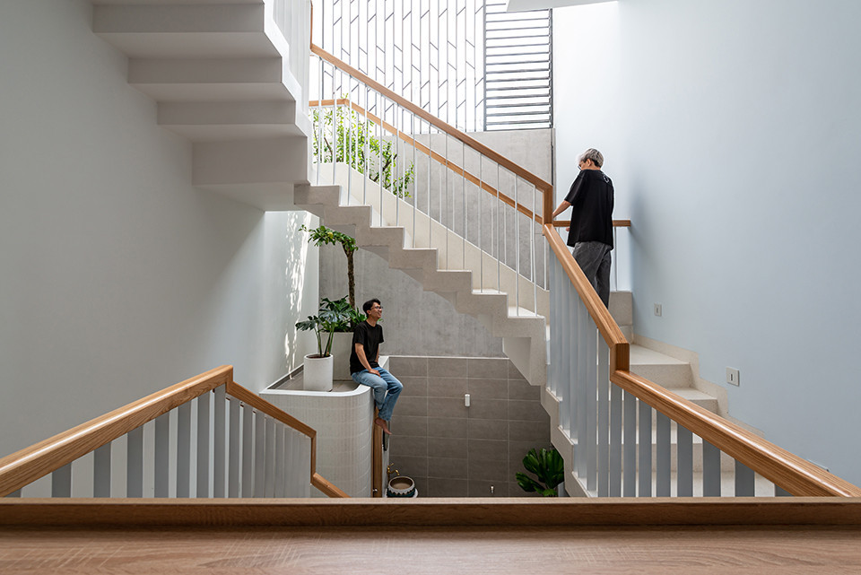 Sau khi xem xét kỹ nhu cầu sử dụng của gia đình 3 người, nhóm thiết kế đã tư vấn gia chủ xây thêm 1 tầng để các không gian rộng hơn, đảm bảo chất lượng cuộc sống. Theo đó, mỗi phòng chức năng sẽ được bố trí ở từng tầng, tận dụng tối ưu diện tích mà vẫn đảm bảo ánh sáng, không khí được duy trì trong ngôi nhà.