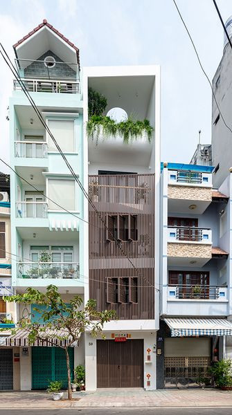 Ngôi nhà hướng Tây đáp ứng nhu cầu công năng cho gia đình 3 – 4 người. Với diện tích 61m2 cùng kết cấu nhà ống điển hình, bài toán gia chủ đặt ra cho nhóm là nhà 1 trệt 2 lầu, có chỗ để xe hơi cùng các chức năng phòng khách, bếp + ăn, khu thờ, sân phơi trên sân thượng và 2 phòng ngủ.