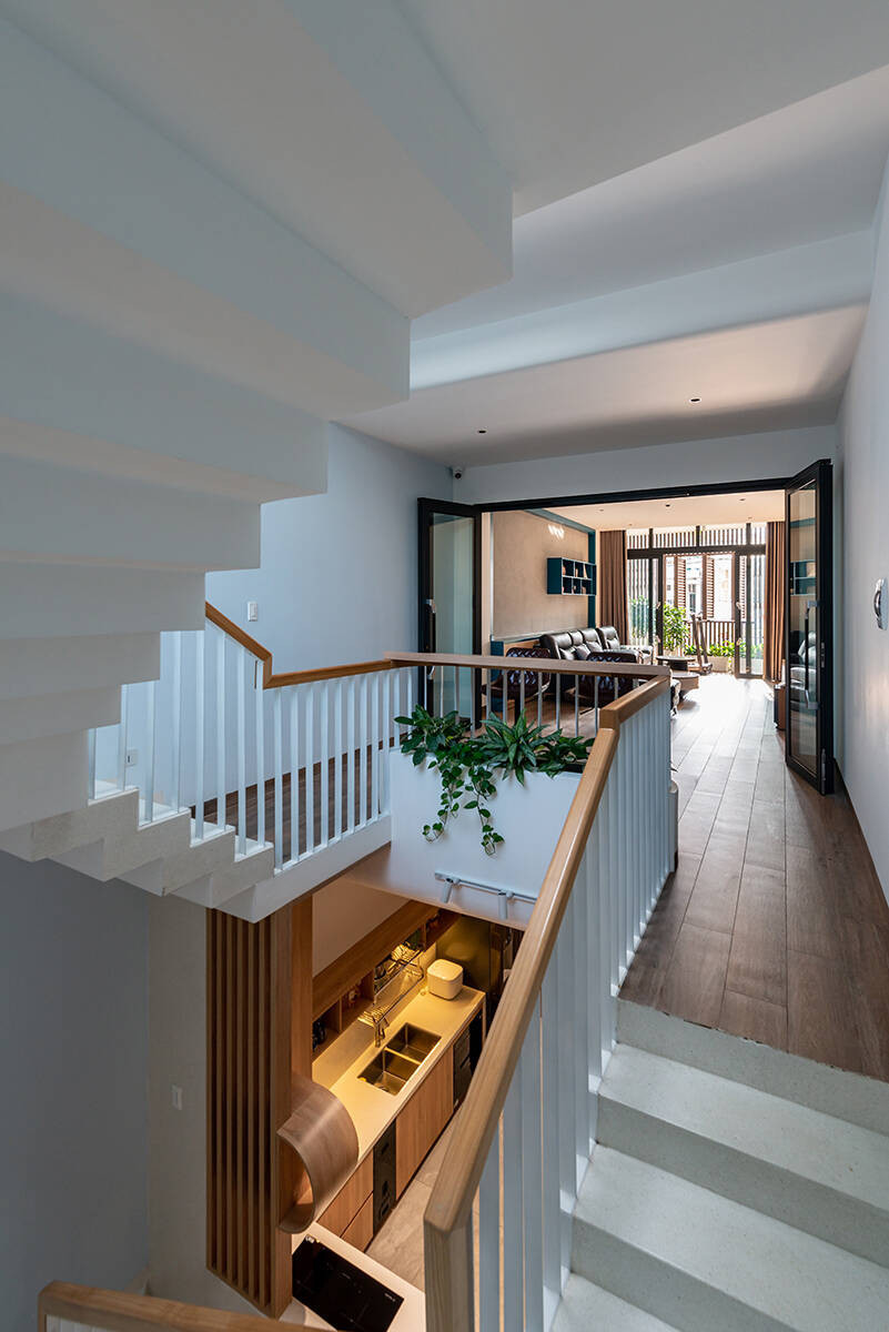 Phòng khách và bếp ăn được bố trí thông suốt, liền mạch.