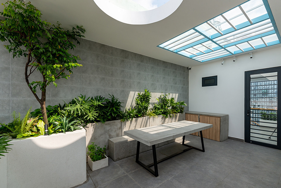 Sân thượng dành để bố trí khu giặt phơi nằm bên trong nhà. Khu vực này hưởng trọn nguồn sáng tự nhiên từ mái kính, đồng thời đón nhận khí tươi từ ô thông tầng sau nhà. Những ngày trời mưa, gia đình vẫn có thể thoải mái tận hưởng thời gian nghỉ ngơi, quây quần tại đây.