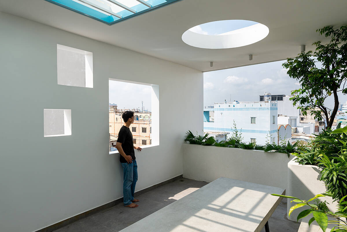 Phía trước là khu vực thư giãn với bếp nhỏ, bàn ăn để gia chủ tổ chức tiệc ngoài trời. Những ô trống lớn nhỏ mở ra nhiều hướng khác nhau để gia chủ dễ dàng ngắm nhìn khung cảnh thành phố.