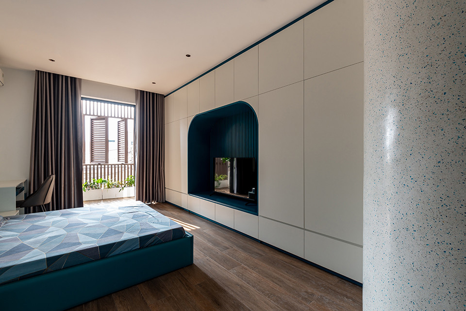 Lên tới lầu 2 và lầu 3 là không gian phòng ngủ bố mẹ và con cái. Tại đây, các chi tiết đường cong của cửa, tủ quần áo, khối nhà vệ sinh giúp tạo cảm giác nhẹ nhàng, thư giãn.