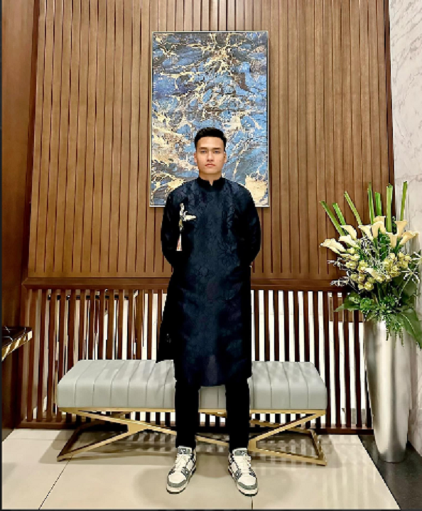 Bùi Đoàn Việt Anh - trung vệ tuyển Việt Nam cũng sinh năm 1999. Việt Anh là đội trưởng U23 Việt Nam vào năm ngoái. Việt Anh sở hữu vẻ điển trai và chiều cao lý (1,86 m) giống như người mẫu nam.