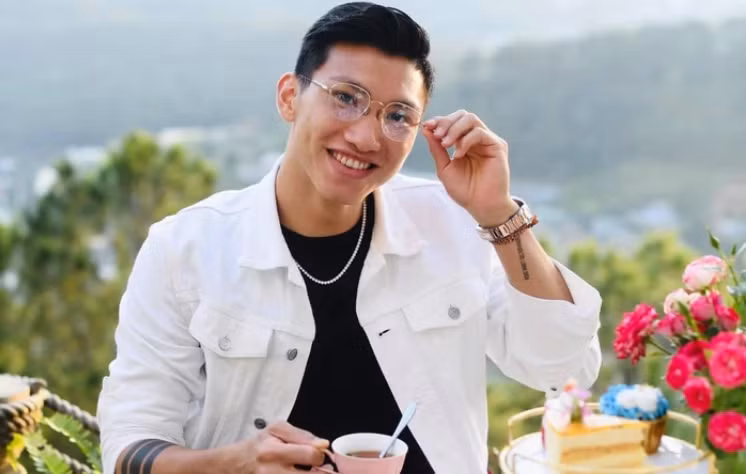 Hậu vệ Đoàn Văn Hậu đang là một trong những cầu thủ thành công nhất của bóng đá Việt Nam. Văn Hậu sinh năm 1999, tuổi Kỷ Mão.