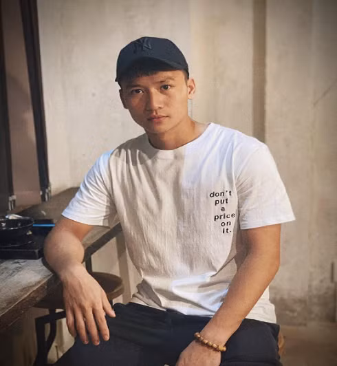 Thủ môn sinh năm 1999 Dương Tùng Lâm sở hữu vẻ điển trai “đốn tim” các fan nữ. Tùng Lâm là thủ môn của CLB Hà Tĩnh.