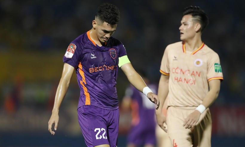 Doi tuyen bong da Viet Nam canh canh noi lo hang tien dao