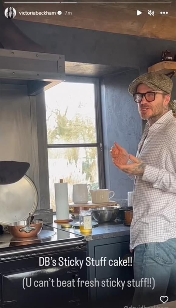 Victoria pha tro choc ngoay chong David Beckham khi anh dung nuong banh