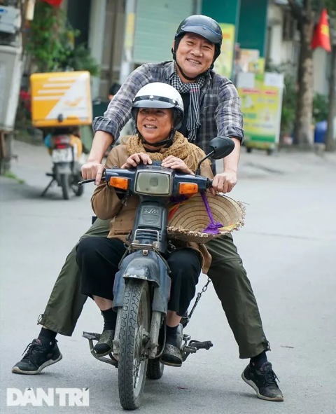 Hoàng Hải chở NSƯT Thanh Quý trên xe máy cà tàng - Hình 4 Hoang Hai cho NSUT Thanh Quy tren xe may ca tang-Hinh-4
