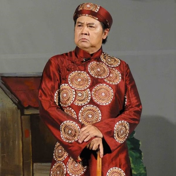 Danh hài U80 bị đồn có 10 dinh thự là ai? Danh hai U80 bi don co 10 dinh thu la ai?