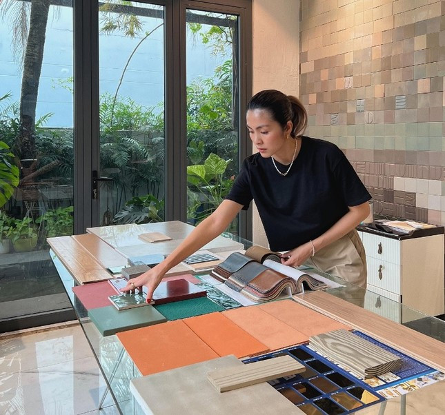 Được biết đây là cơ sở mới trong chuỗi nhà hàng mà cô quản lý và nữ diễn viên đã đích thân tới giám sát việc thi công để đảm bảo mọi thứ đều đúng như kế hoạch. Tuy ăn mặc đơn giản, gọn gàng để tiện đi thăm thú nhà hàng mới, Tăng Thanh Hà vẫn được khen nhờ vóc dáng mảnh mai, thần thái rạng rỡ.